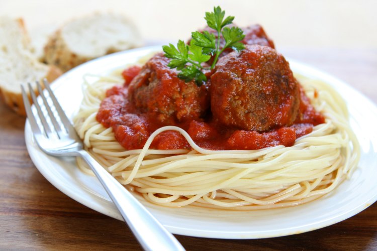 Ground Beef Recipes Spaghetti an d meatballs. These meatballs are baked in the oven for 15 minutes and added to the sauce. Grab the recipe at DearCreatives.com