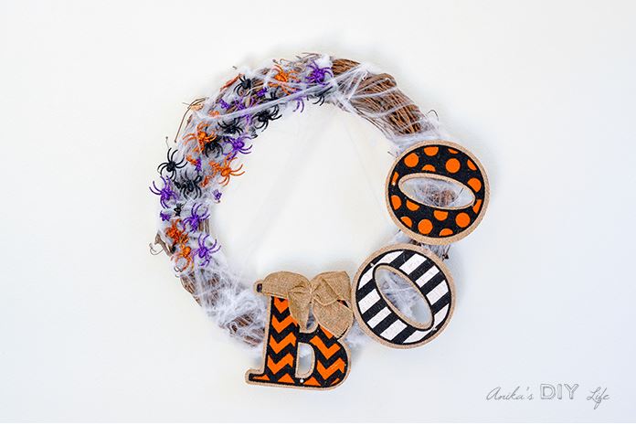 Easy Halloween Wreath Boo via anikasdiylife