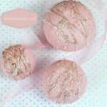 pink bath bombs with glitter drizzled on top find this bath bomb recipe at DearCreatives.com #bathbombsrecipe