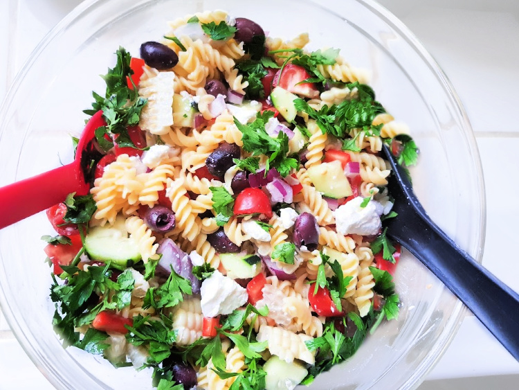 Greek Pasta Salad - Easy pasta salad recipe with feta cheese, kalamata olives, tomatoes... Grab the recipe at DearCreatives.com