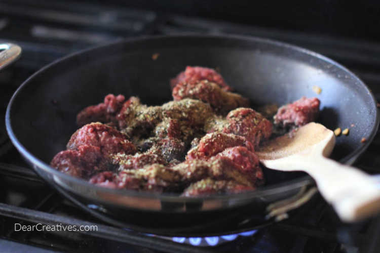 cooking ground beef in a pan for chili © 2019 DearCreatives.com