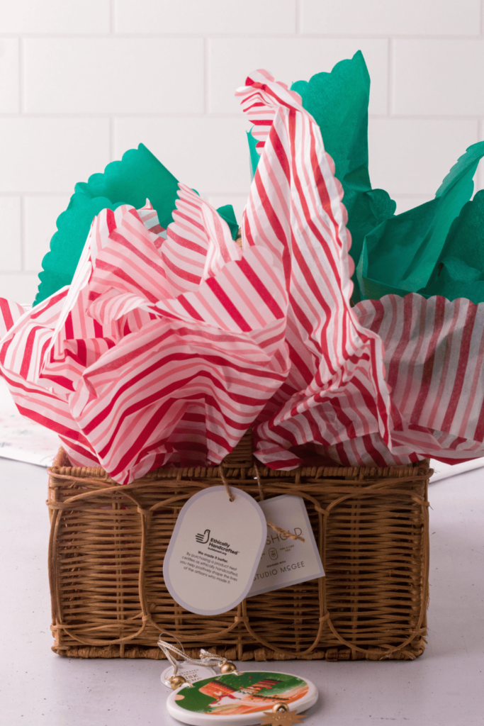 DIY Gift Basket Ideas - Gift baskets are quick and easy to make, making them perfect for a simple gift idea and customizable gift. Use these DIY gift ideas for birthdays seasonal gifting..Then after the recipient can use the pretty basket for their home decor...DearCreatives.com