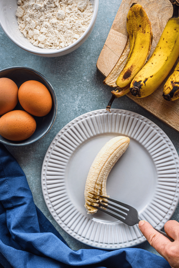 How to make banana cake. This recipe is for making the cake with bananas in a square 8x8 (with tall sides) or 9x9 baking dishpan. Get the easy recipe at DearCreatives.com .